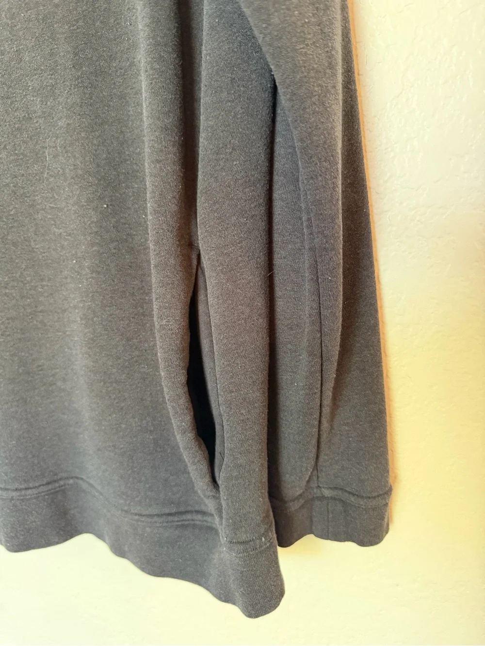 Nike‎ Sweatshirt Womens Medium Black Center Swoosh Crewneck Fleece Red Tag